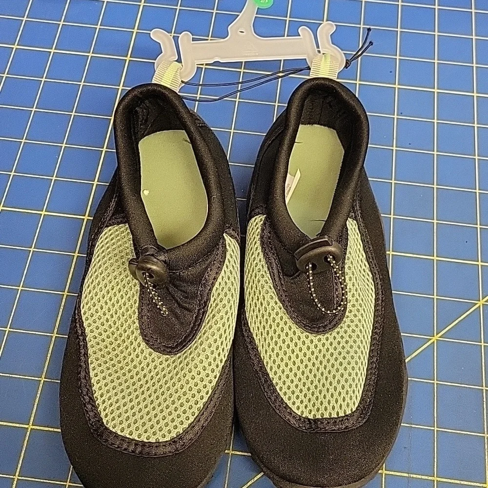 Kids Water Shoes Black and Green Size 2/3